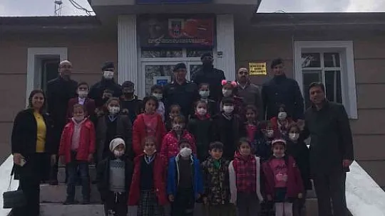 Elazığlı öğrencilerden jandarmaya anlamlı hediye