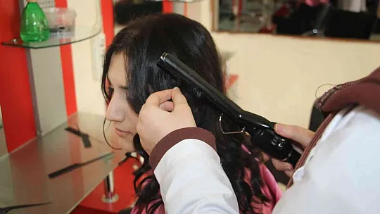 Elazığlı öğrenciler hem meslek öğreniyor hem de harçlıklarını çıkarıyorlar