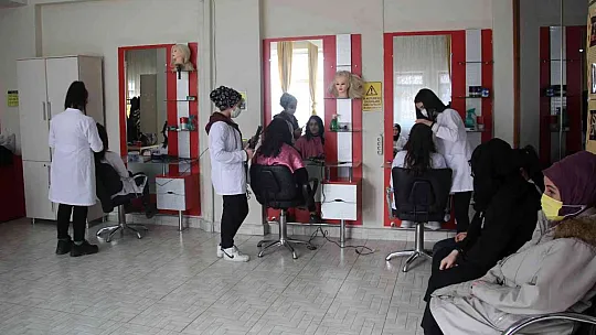 Elazığlı öğrenciler hem meslek öğreniyor hem de harçlıklarını çıkarıyorlar