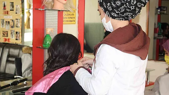 Elazığlı öğrenciler hem meslek öğreniyor hem de harçlıklarını çıkarıyorlar