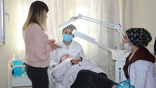 Elazığlı öğrenciler hem meslek öğreniyor hem de harçlıklarını çıkarıyorlar