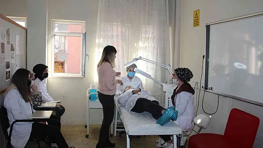 Elazığlı öğrenciler hem meslek öğreniyor hem de harçlıklarını çıkarıyorlar