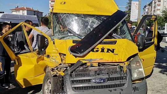 Elazığ'da okul servisi ile pikap çarpıştı: 4 yaralı