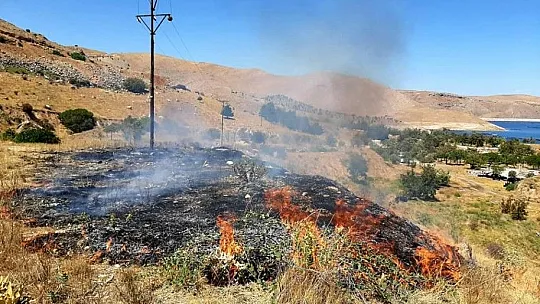 Keban'da çıkan örtü yangını kısa sürede söndürüldü