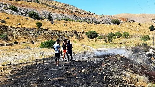 Keban'da çıkan örtü yangını kısa sürede söndürüldü