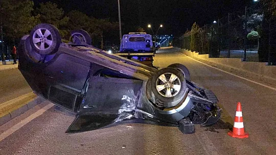 Kontrolden çıkan otomobil refüje çarparak takla attı