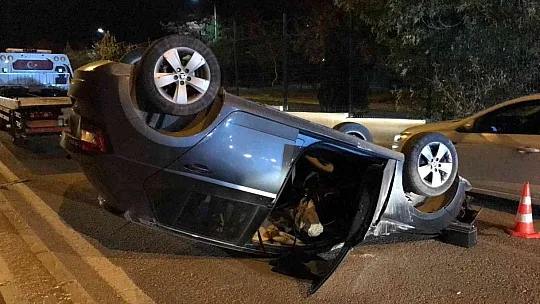 Kontrolden çıkan otomobil refüje çarparak takla attı