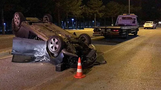 Kontrolden çıkan otomobil refüje çarparak takla attı