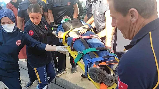 Elazığ'da otomobil yayaların arasına daldı: 3 yaralı