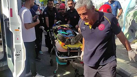 Elazığ'da otomobil yayaların arasına daldı: 3 yaralı