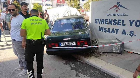 Elazığ'da otomobil yayaların arasına daldı: 3 yaralı