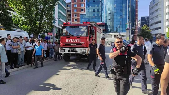Elazığ'da otomobil yayaların arasına daldı: 3 yaralı