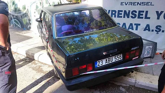 Elazığ'da otomobil yayaların arasına daldı: 3 yaralı