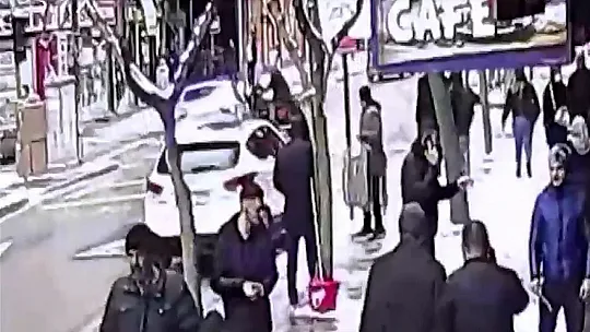 Otomobilin sepetli motosiklete çarpma anı kamerada