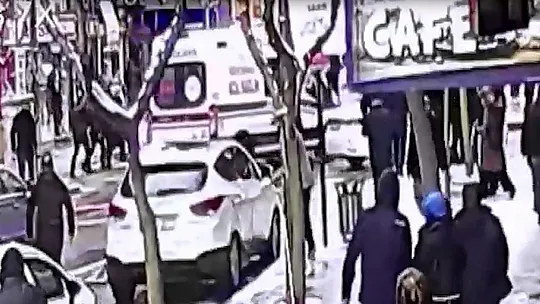 Otomobilin sepetli motosiklete çarpma anı kamerada