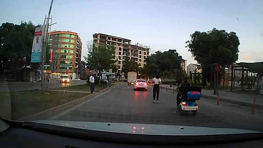 Patenli kızın tehlikeli yolculuğu araç kamerasına yansıdı