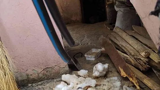 Patlayan boru nedeniyle evleri su bastı