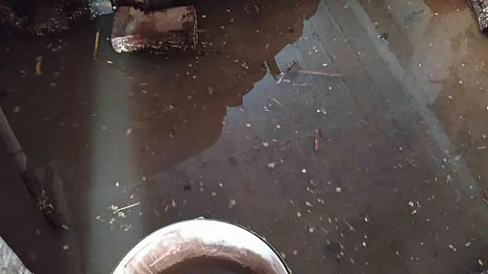 Patlayan boru nedeniyle evleri su bastı