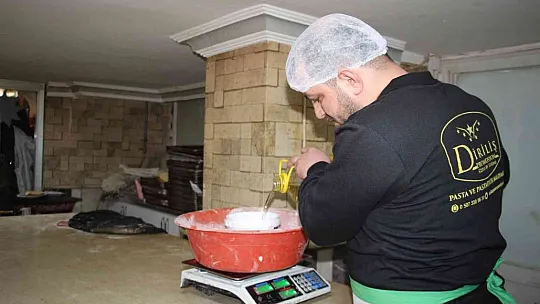İftar sofralarının vazgeçilmezi nohut ekmeği tezgahlardaki yerini aldı