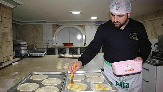İftar sofralarının vazgeçilmezi nohut ekmeği tezgahlardaki yerini aldı