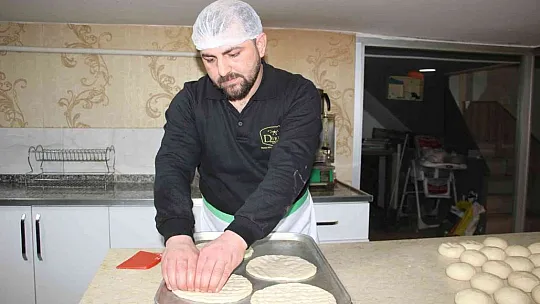 İftar sofralarının vazgeçilmezi nohut ekmeği tezgahlardaki yerini aldı
