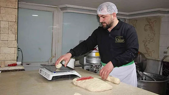 İftar sofralarının vazgeçilmezi nohut ekmeği tezgahlardaki yerini aldı