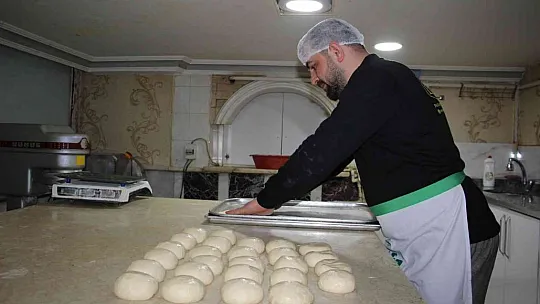 İftar sofralarının vazgeçilmezi nohut ekmeği tezgahlardaki yerini aldı