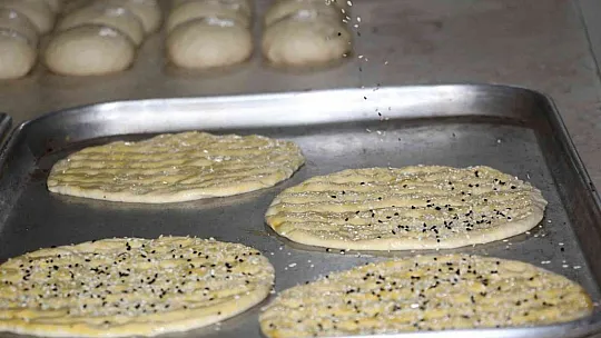 İftar sofralarının vazgeçilmezi nohut ekmeği tezgahlardaki yerini aldı