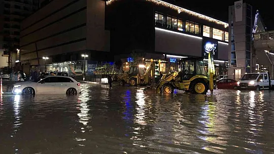Elazığ'da sağanak biranda bastırdı, onlarca araç yolda kaldı