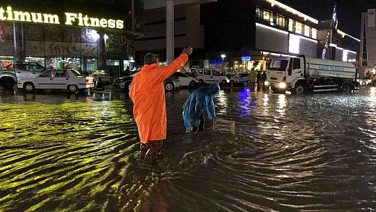 Elazığ'da sağanak biranda bastırdı, onlarca araç yolda kaldı