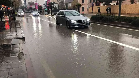 Elazığ merkezde sağanak yağış etkili oldu
