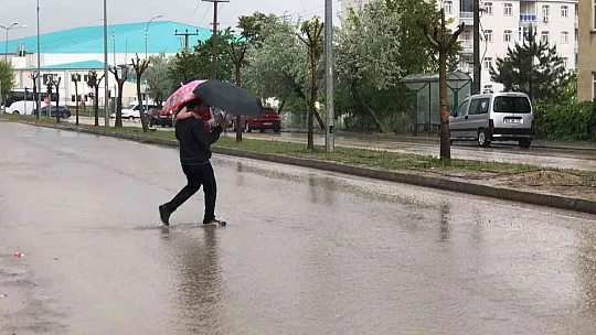 Sağanak yağış Elazığ'da etkili oldu
