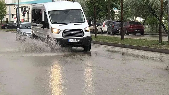 Sağanak yağış Elazığ'da etkili oldu