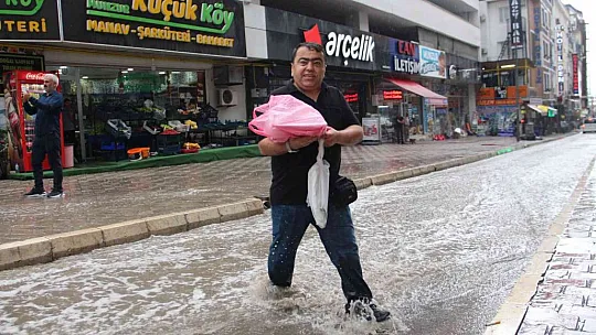 Elazığ'da sağanak yağış etkili oldu, yollar nehre döndü