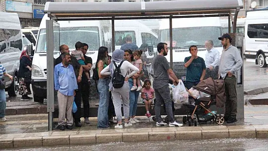 Elazığ'da sağanak yağış etkili oldu, yollar nehre döndü