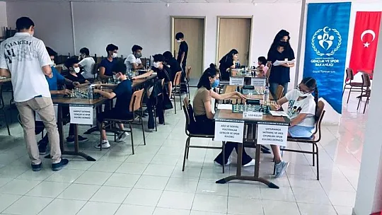 Satranç turnuvasında dereceye girenler ödüllendirildi