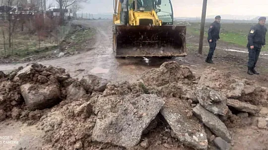 Karakoçan'da sel suları altında kalan köprü ulaşıma kapatıldı