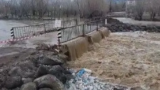 Karakoçan'da sel suları altında kalan köprü ulaşıma kapatıldı