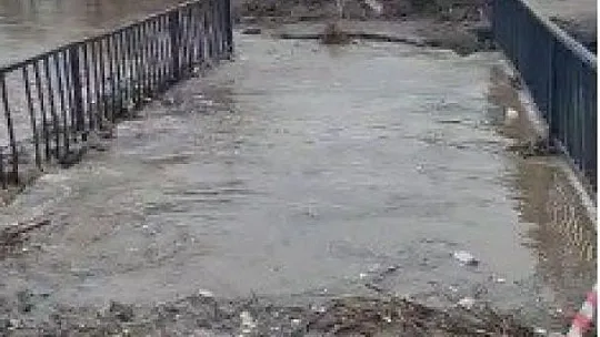 Karakoçan'da sel suları altında kalan köprü ulaşıma kapatıldı