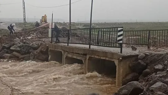 Karakoçan'da sel suları altında kalan köprü ulaşıma kapatıldı