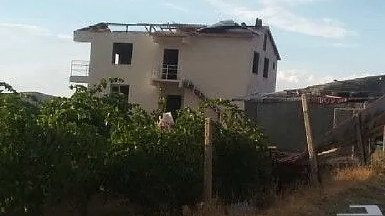 3 evin çatısı şiddetli rüzgara dayanamadı