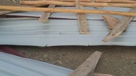 3 evin çatısı şiddetli rüzgara dayanamadı