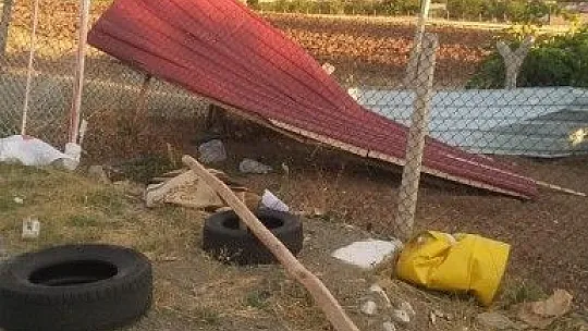 3 evin çatısı şiddetli rüzgara dayanamadı