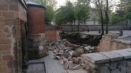 Yağışlar sonrası Arap Baba Türbesinin istinat duvarı da çöktü!