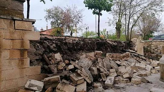 Yağışlar sonrası Arap Baba Türbesinin istinat duvarı da çöktü!