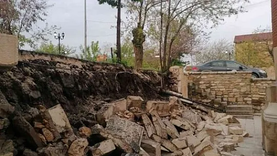 Yağışlar sonrası Arap Baba Türbesinin istinat duvarı da çöktü!