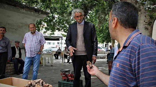 Elazığ'da şifa deposu olarak bilinen ışkın otu kökü tezgahtaki yerini aldı