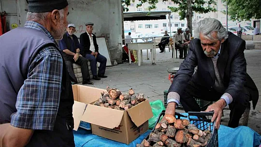 Elazığ'da şifa deposu olarak bilinen ışkın otu kökü tezgahtaki yerini aldı