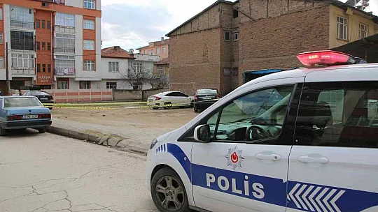 Sokakta karşılaşan husumetliler dehşet saçtı