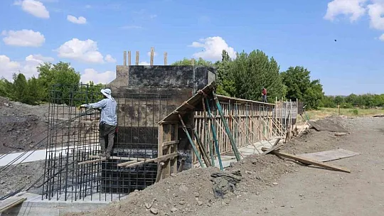 Elazığ'da Şorşor Deresi üzerine yeni köprü inşa ediyor